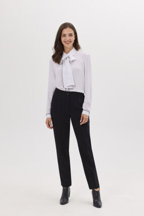 Elegancka biała bluzka damska z wiązaniem pod szyją