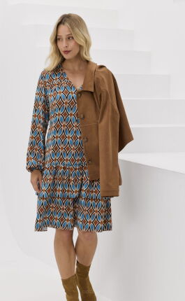 Sukienka mini w geometryczny wzór z falbaną