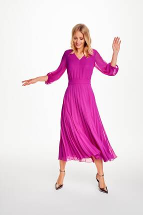 Długa plisowana sukienka w purpurowym kolorze