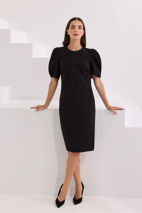 Czarna sukienka midi z bufiastymi rękawami