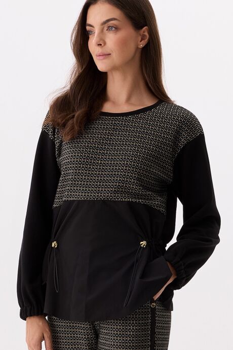 Czarna bluzka z geometrycznym wzorem i złotymi detalami