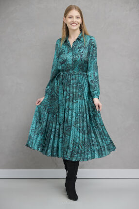 Długa sukienka w odcieniach zieleni z plisowanym dołem
