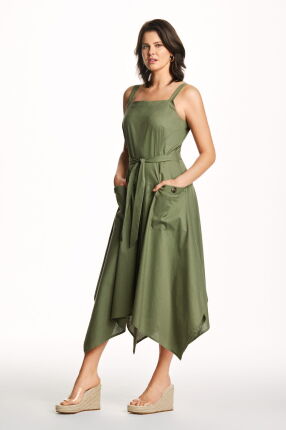 Lniana zielona sukienka wiązana w pasie