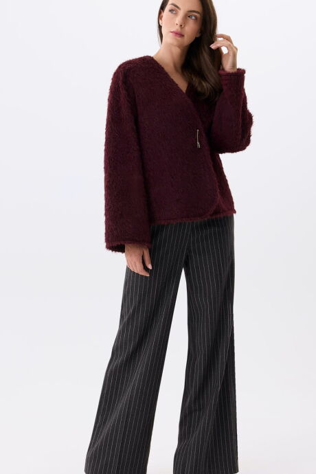 Czarne spodnie w paski z szeroką nogawką