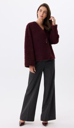 Czarne spodnie w paski z szeroką nogawką