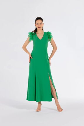 Zielona sukienka z ozdobnymi piórami