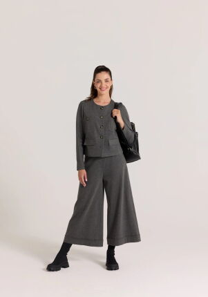 Szary żakiet z dużymi guzikami i kieszeniami