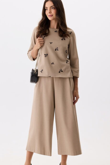 Beżowa bluza damska z haftem w drobne kwiaty