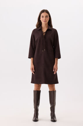 Brązowa sukienka z wiązaniem przy dekolcie