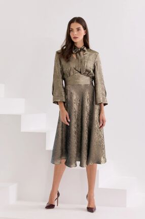 Złoto-oliwkowa sukienka midi z wiązaniem pod szyją