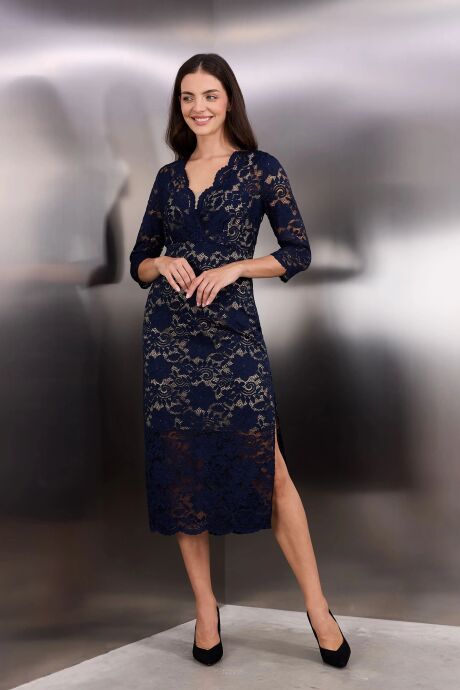 Granatowa koronkowa sukienka midi z dekoltem w serek