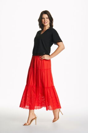 Czerwona bawełniana spódnica z ażurowym dołem