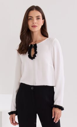 Bluzka ecru z czarną falbanką przy dekolcie